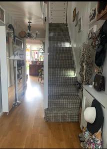 una escalera de caracol en una casa con pasillo en Cosy room in London Wembley, en Londres