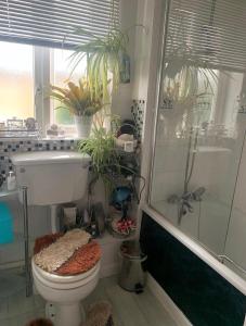 Ένα μπάνιο στο Cosy room in London Wembley