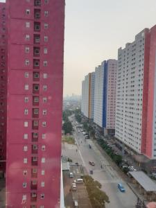 - une vue sur une rue de la ville avec de grands bâtiments dans l'établissement Properti9 at Apartemen Green Pramuka, à Jakarta