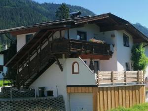 ein Haus mit Balkon darüber in der Unterkunft Haus Manfred in Sankt Jakob in Haus
