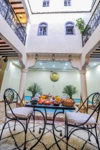 Riad Milouda في مراكش: غرفة طعام مع طاولة وكراسي