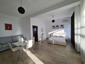 Postel nebo postele na pokoji v ubytování HC Hotel & Suites