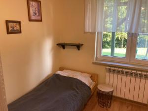 una piccola camera da letto con un letto e una finestra di Agroturystyka Pod Gruszą a Wielkie Leżno Altre 13 foto