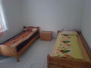two twin beds in a room with at Apartman Nadija in Jajce
