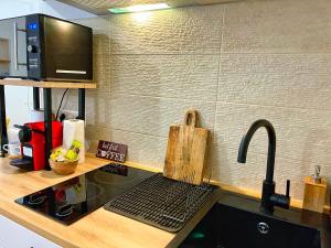 Cosy modern studio in the heart of Nice with AC的厨房或小厨房