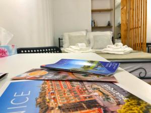 尼斯Cosy modern studio in the heart of Nice with AC的上面有杂志的桌子