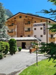 a building with a sign that reads no koala hotel at Meublè La Betulla in Chiesa in Valmalenco