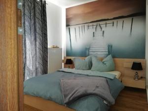 Apartament- Have a Nice Day في لوبين: غرفة نوم مع سرير مع درج على الحائط