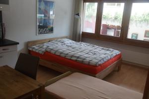 Säng eller sängar i ett rum på Lovely 1-bedroom apartment in the heart of Davos
