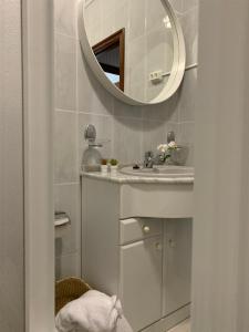 ein Badezimmer mit Waschbecken und Spiegel in der Unterkunft Falda do Pedroso in Santiago de Compostela