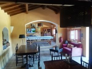 ein Wohnzimmer mit einem Sofa und einem Tisch in der Unterkunft Monte Do Adail Turismo Rural Casa De Campo in Vila Nova de Milfontes