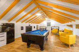 Zimmer mit einem Billardtisch im Dachgeschoss in der Unterkunft Villa Antonia with heated pool in Dograde