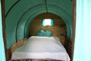 a bed in a room with an arched ceiling at Le Refuge du Clos du Moulin in Brionne