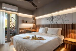 ein Schlafzimmer mit einem Bett und einem Tablett mit Essen drauf in der Unterkunft The Blossom-Premium living residence at Heraklion in Iraklio
