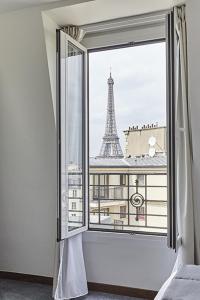 uma janela com vista para a torre Eiffel em Hotel Royal Phare em Paris
