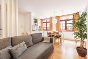 a living room with a couch and a dining room at D&S - Porto São Bento Apartments in Porto