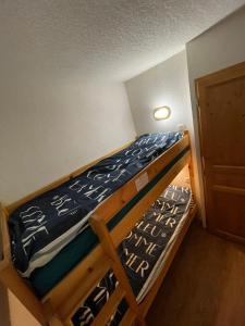 Ce lit superposé se trouve dans une petite chambre. dans l'établissement Appartement 6 personnes Grand Panorama, à Saint-Gervais-les-Bains