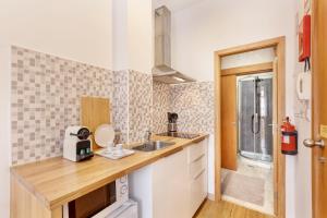 eine Küche mit einer Spüle und einer Arbeitsplatte in der Unterkunft D&S - Porto São Bento Apartments in Porto