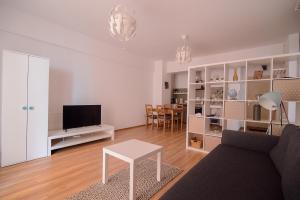 un soggiorno con un divano e un tavolo di Miralex - Moonlight Residence a Mamaia