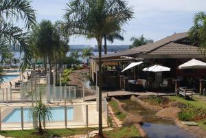 un complejo con piscina y restaurante en Flat Life Resort com serviço diário de limpeza, en Brasilia