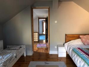 een slaapkamer met 2 bedden en een hal met een spiegel bij Leśna Willa in Kowalewo