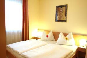 Postel nebo postele na pokoji v ubytování Hotel Der Stockinger
