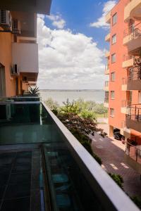 balcone di un edificio con vista sull'acqua di Miralex - Moonlight Residence a Mamaia