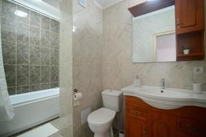 un bagno con un water, un lavandino e una vasca di Miralex - Moonlight Residence a Mamaia Altre 28 foto