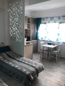エフォリエ・ノルドにあるStudio Turquoise - Eforie Nordのベッドルーム1室(ベッド1台、テーブル付)、キッチン