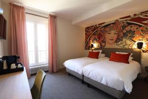 Postel nebo postele na pokoji v ubytování Hôtel la Capelle Millau + 37 fotografií