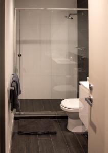 Modern Quiet 1 & 2 Bed Apt Opposite Albert Park 욕실