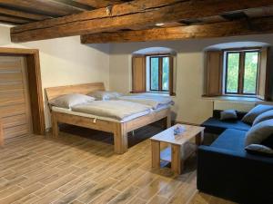 salon z dwoma łóżkami i kanapą w obiekcie Apartmány Kurojedy w mieście Bor