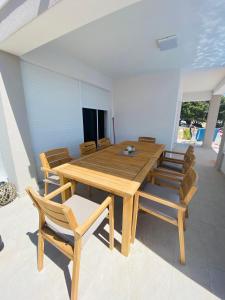 een eetkamer met een houten tafel en stoelen bij Villa Mondee in Mandre