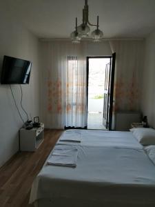Postel nebo postele na pokoji v ubytování Apartmani Vuksanović + 20 fotografií