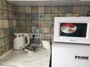 ハルキウにあるToledo Apartmentsのキッチンカウンターの上に置かれた電子レンジ +21枚の写真