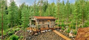 Κήπος έξω από το Log Cabin with Private Sauna by Invisible Forest Lodge