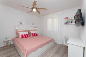 Postel nebo postele na pokoji v ubytování Two Flowers Luxury Apartment