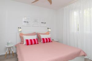 Postel nebo postele na pokoji v ubytování Two Flowers Luxury Apartment