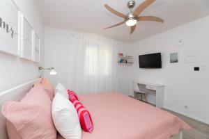 TV a/nebo společenská místnost v ubytování Two Flowers Luxury Apartment