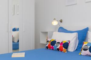 Postel nebo postele na pokoji v ubytování Two Flowers Luxury Apartment