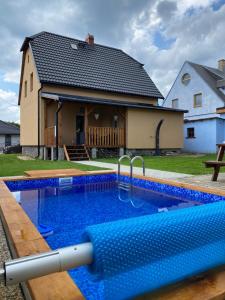 una piscina frente a una casa en Chalupa k pronajmutí Krásná Lípa u Rumburka, en Krásná Lípa