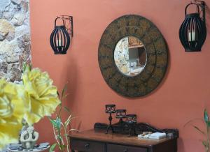 a room with a mirror and a wooden table at Valle Luna in Valle de Anton