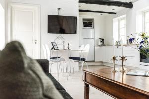 a living room with a table and a kitchen at Ferielejlighed Holmevej in Næstved