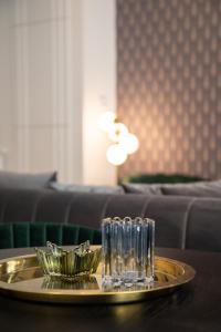 - un plateau avec des verres sur une table dans le salon dans l'établissement Candy Cavalier Lux Zagreb Centre, à Zagreb