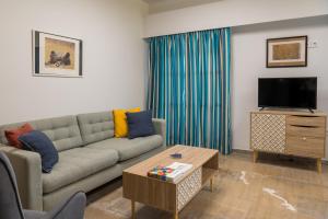 TV a/nebo společenská místnost v ubytování CHROMA Lodge Rafina