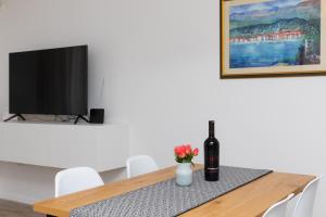 TV a/nebo společenská místnost v ubytování Two Flowers Luxury Apartment