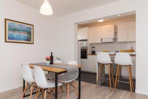 Kuchyň nebo kuchyňský kout v ubytování Two Flowers Luxury Apartment