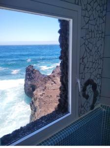 ventana de baño con vistas al océano en Romantic Atlantic, en Güímar