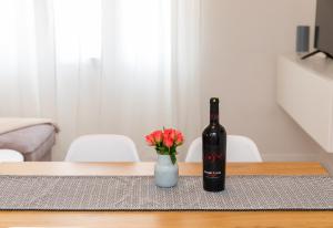 Nápoje v ubytování Two Flowers Luxury Apartment