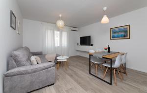 TV a/nebo společenská místnost v ubytování Two Flowers Luxury Apartment